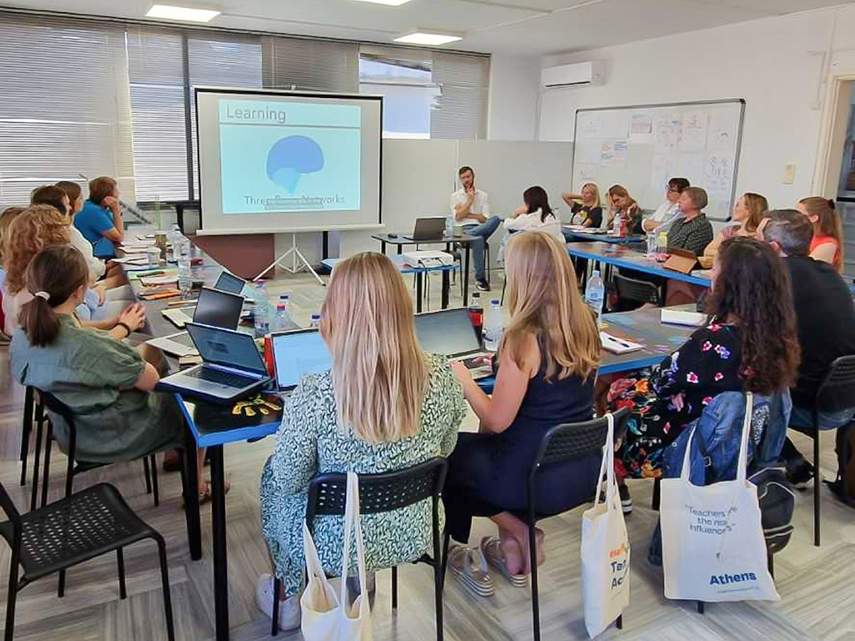 Lärare samarbetar på konferens i Aten