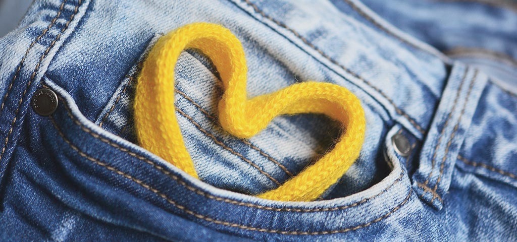 Hjärta av snöre i en jeansficka. Foto: Congerdesign, Pixabay