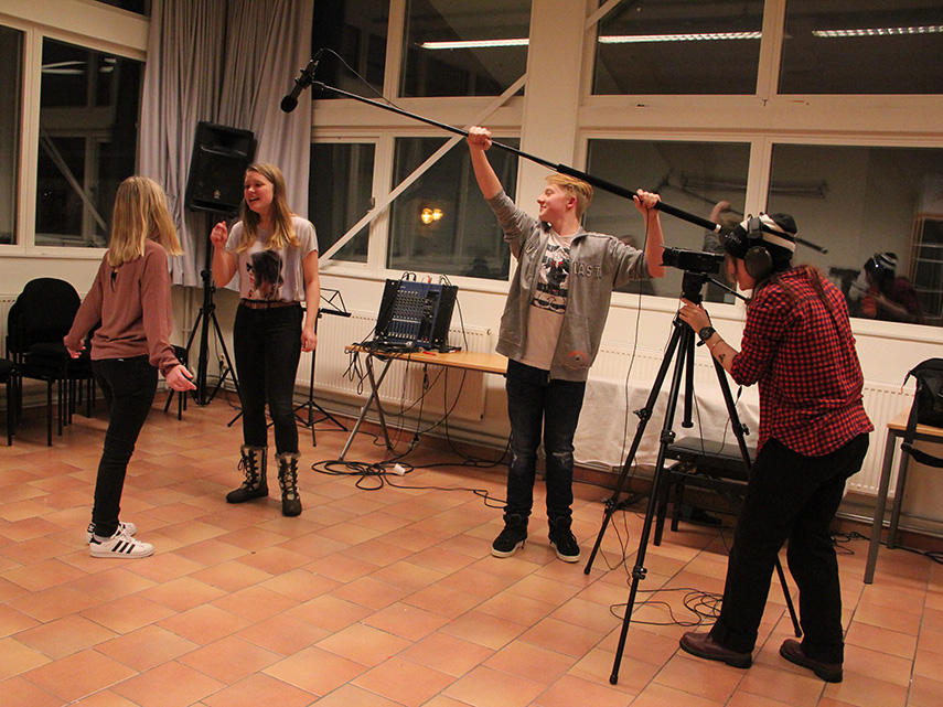 Två elever spelar upp en scen, en tredje filmar och en fjärde håller i mikrofonbommen. Foto: Victoria Eriksson, 2018