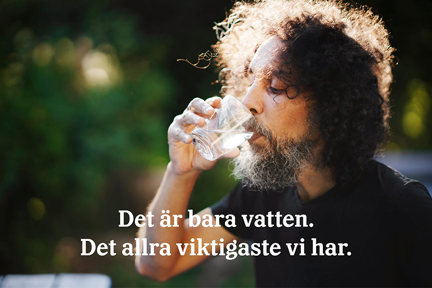 En man håller i ett glas med vatten som han för mot sin mun. I bilden står även texten "Det är bara vatten. Det viktigaste vi har."