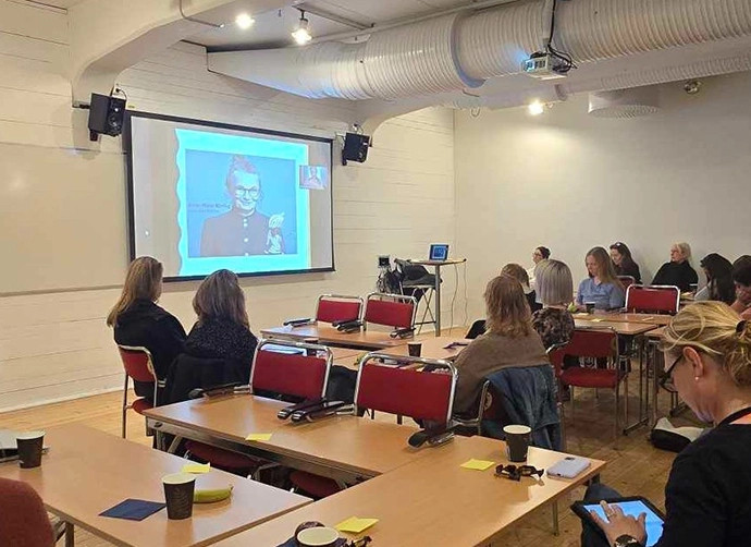 pedagoger samlade i ett klassrum