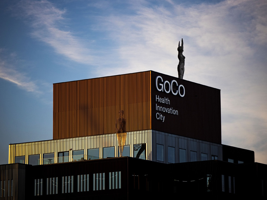GoGo byggnad. En brun kvadratisk byggnad med texten GoCo Health Innovation city på fasaden
