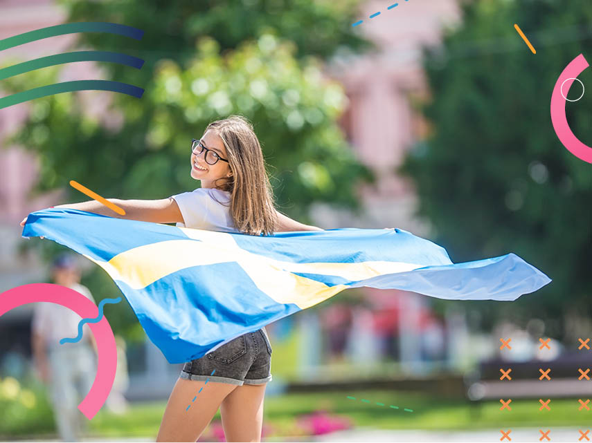 Flicka som dansar med svenska flaggan.