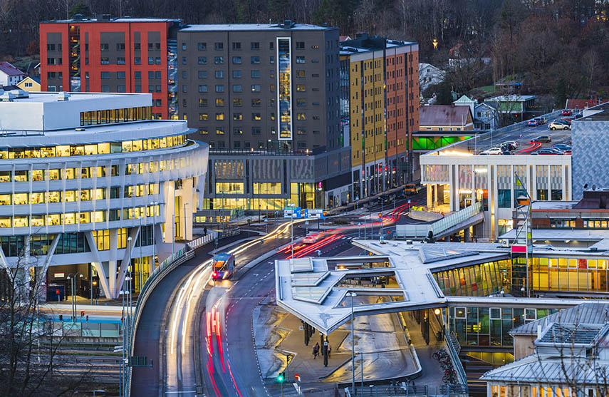 Bild i Mölndals innerstad vid stationen, knutpunkten med vy över gallerian