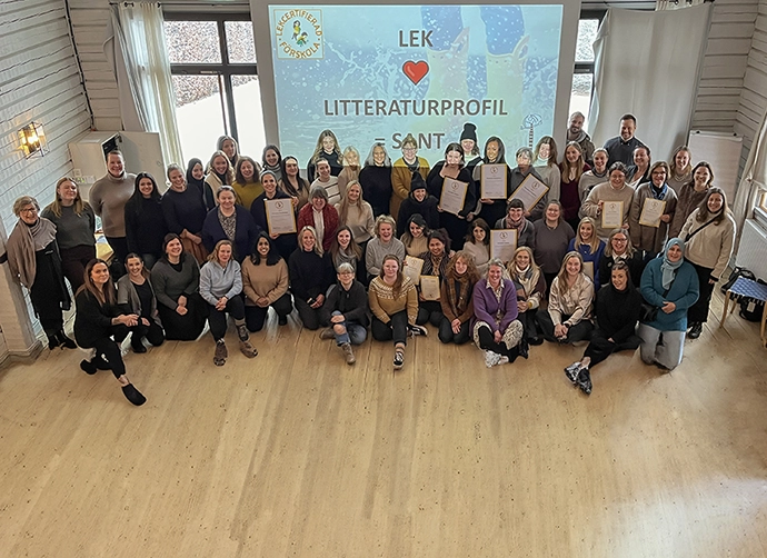 en stor samling pedagoger uppställda
