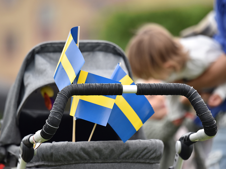 Barnvagn med små svenska flaggor istoppade.