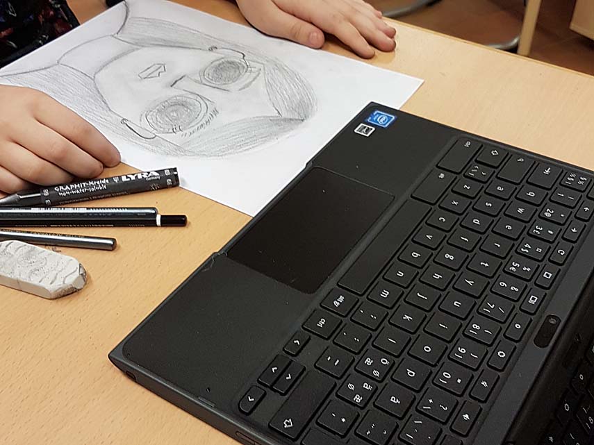 Elev ritar av en bild från dator. Foto: Åsa Främme