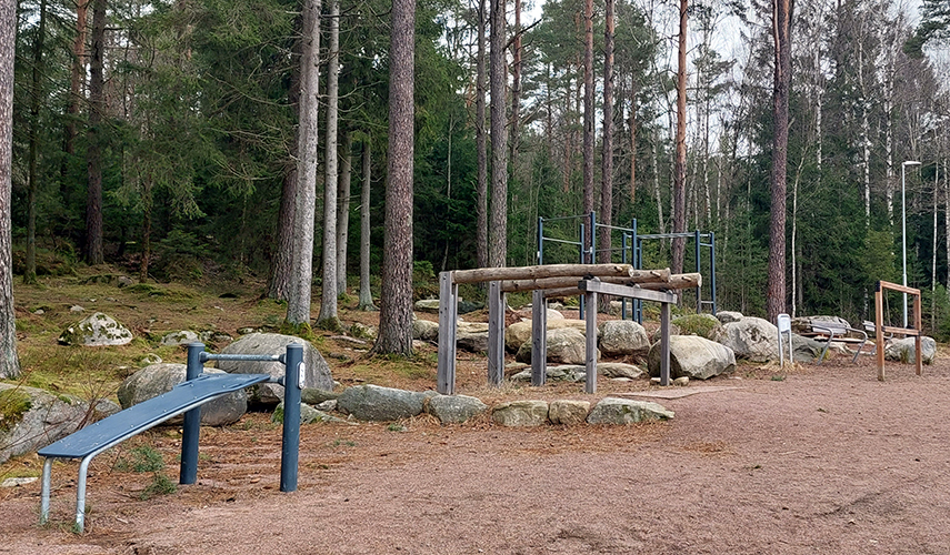 Träredskap för utomhusträning i skogen vid Kållereds idrottscenter