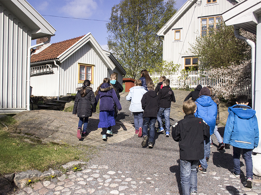 En grupp med barn är ute på vandring i Kvarnbyn.