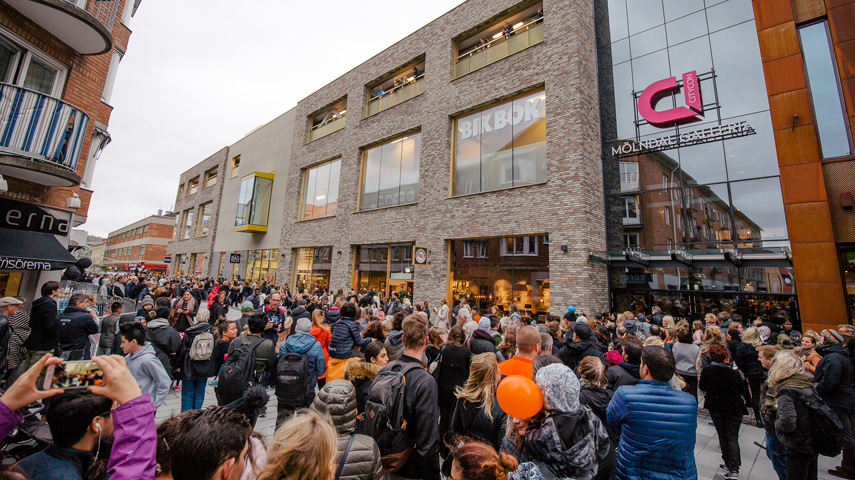 Utmohus framför Mölndals galleria vid invigningen 2018. Stor folksamling tittar mot entrén till gallerian