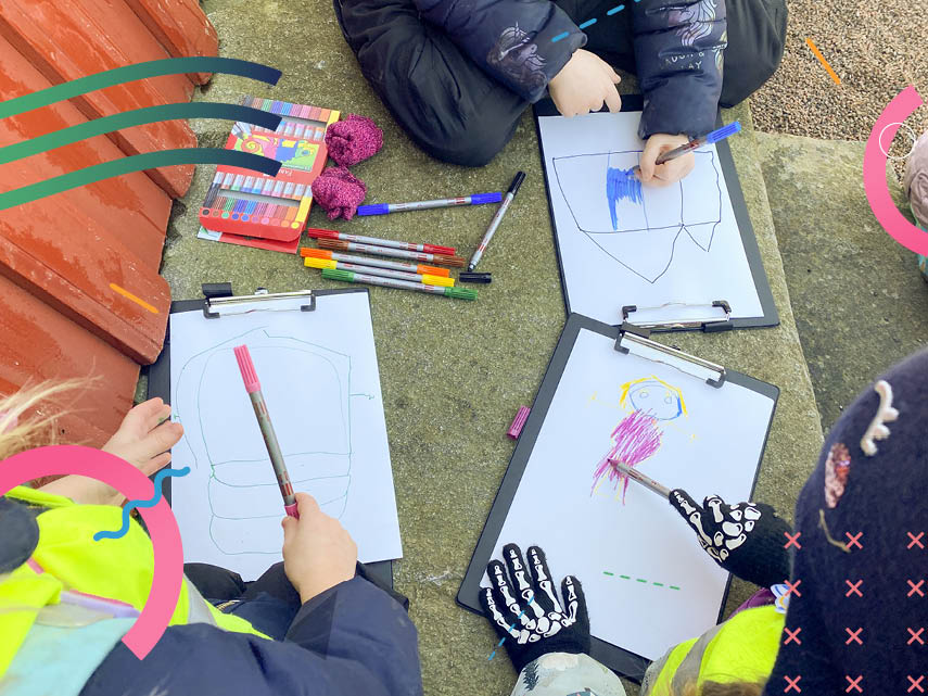 Barnhänder som ritar.