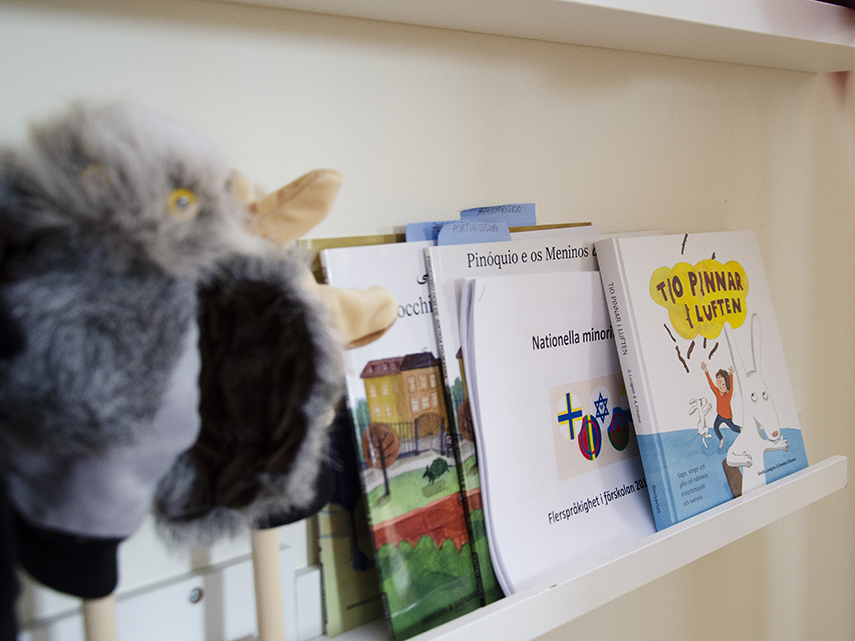 Böcker som används på förskolan i arbetet med flerspråkighet.