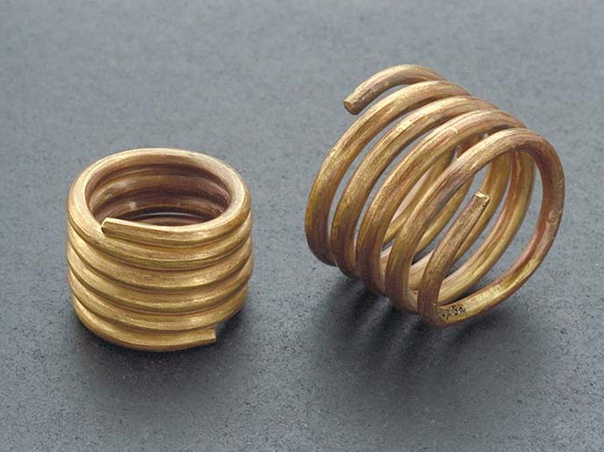 Två guldspiraler från folkvandringstiden.