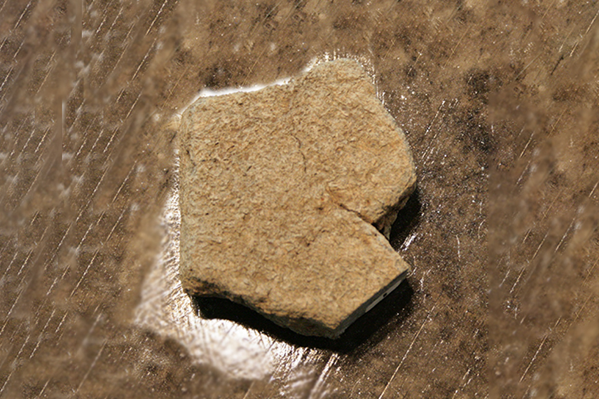 Foto av en sten som hittats vid utgrävningar vid Hårssjön, Mölndal.