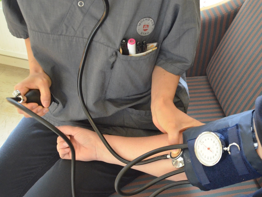 Sjuksköterska tar blodtryck på patient.