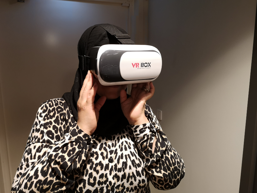 En elev som använder ett VR-headset.