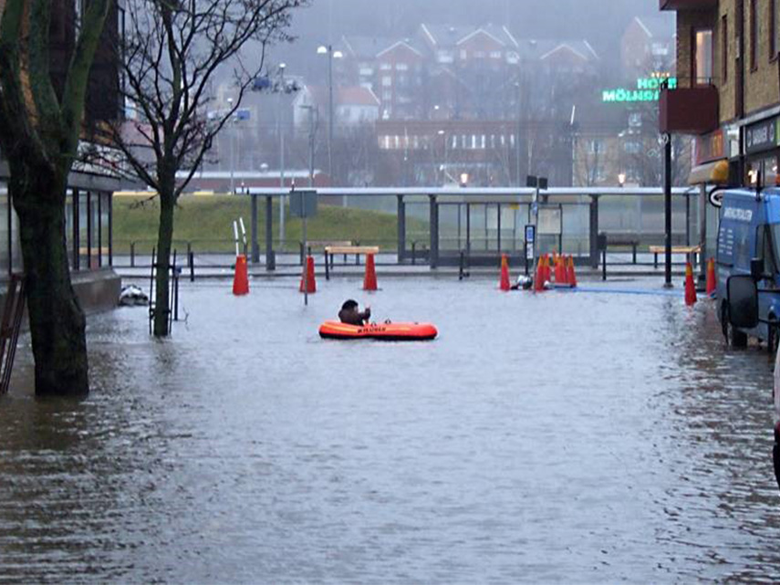 Översvämning. En person paddlar i Mölndals centrum