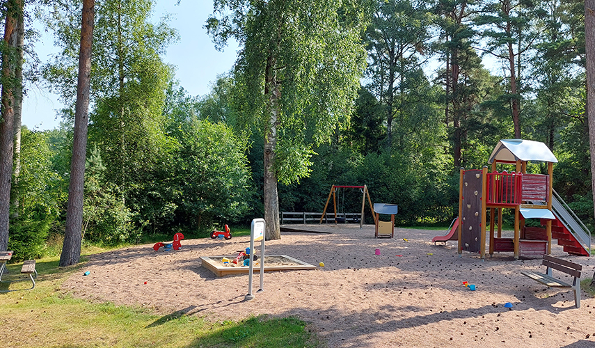 En lekplats i Lindome med gungor och andra leksaker.