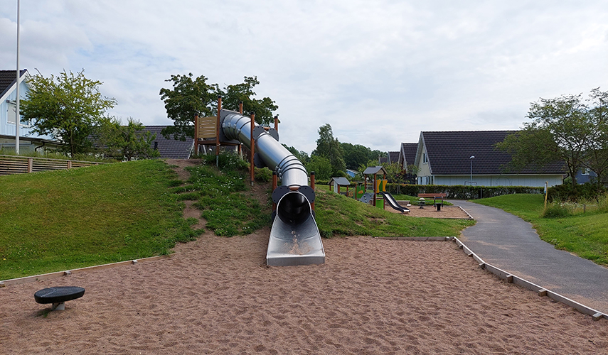 En lekplats i ett fint grönområde i Kållered med lekdjur och rutschkana.