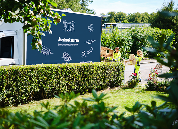Två kvinnor på Bruksbutikens torg tittar på trädgårdsprodukter