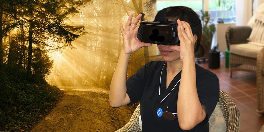 Vårdpersonal med VR-glasögon