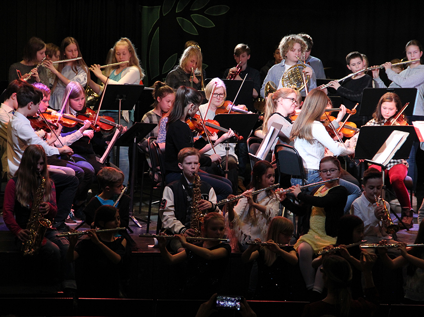 En stor orkester bestående av blås- och stråkelever från kulturskolan, spelar på Fässbergssalens scen. Foto: Victoria Eriksson, 2018
