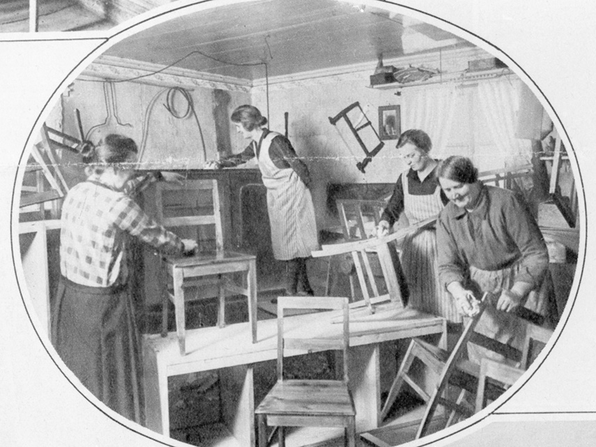 Foto från 1930 på kvinnor som polerar stolar.