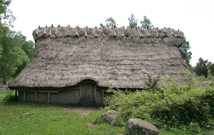 Ett uppbyggt bronsåldershus i Ekehagens forntidsby.