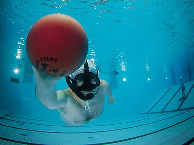 Undervattensrugbyspelare med boll