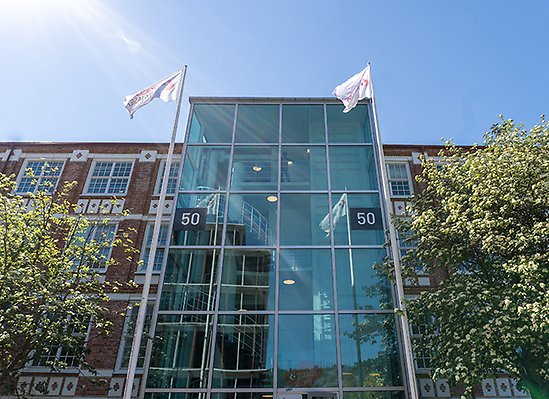 Entre till skolbyggnad