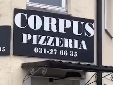 En bild på pizzeria Corpus entré.