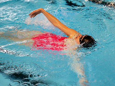 Kvinna som simmar ryggsim
